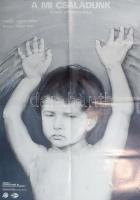 Fekete István (1956-): Mi családunk, 1985. Magyar dokumentumfilm plakát, ofszet, papír, jelzett a plakáton, Offset és Játékkártya Nyomda, hajtásnyomokkal, 81x56,5 cm