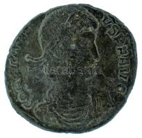 Római Birodalom / Thessalonica / II. Constantinus 347-348. AE4 bronz (1,16g) T:VF Roman Empire / Thessalonica / Constantine II 347-348. AE4 bronze "CON[S]TA[NTI]-VS P F AVG / VICTORIAE D[D AVGGG N N] SMTS epsilon" two Victories standing and facing each other, each holding wreath and palm, nothing between them. (1,16g) C:VF RIC VIII. 99