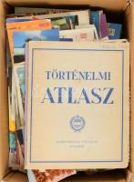 Nagy doboznyi vegyes papírrégiség benne sok képeslap kb. 250 db fotó, nyomtatványok. számlák, térképek, leporellók, iskolai atlasz, régi imakönyv, turisztikai kiadványok...stb. Változó állapotban.