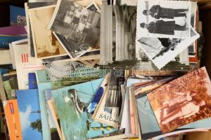 Nagy doboznyi vegyes papírrégiség benne sok képeslap kb. 250 db fotó, nyomtatványok. számlák, térkép...