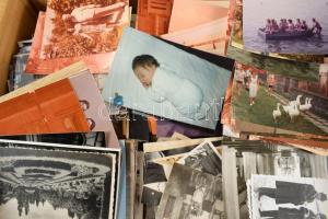 Nagy doboznyi vegyes papírrégiség benne sok képeslap kb. 250 db fotó, nyomtatványok. számlák, térkép...