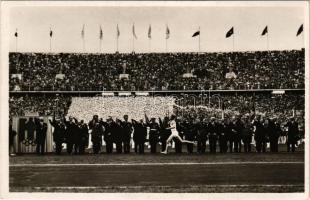 1936 Olympische Spiele Berlin. Der Fackelstaffel-Läufer trifft im Stadion ein (Atlantic-Photo) / 1936-os berlini olimpia. Az olimpiai fáklyavivő megérkezik az olimpiai lánggal a stadionba / 1936 Summer Olympics, Olympic Games in Berlin. The Olympic torchbearer arrives at the stadium, swastika, Nazi salute