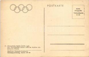 1936 Olympische Spiele Berlin. Der Fackelstaffel-Läufer trifft im Stadion ein (Atlantic-Photo) / 193...