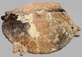 Tál és edény. Feltehetően magyar, vaskor, restaurált, d: 15 cm, 20x11 cm /// Bowl and vessel. Presum...