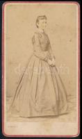 cca 1870 Fiatal hölgy egészalakos portréja, vizitkártya Simonyi Antal pesti műterméből, kissé foltos, 10,5x6 cm