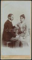 cca 1900 Kaposvár, Gundy László és Donner Júlia jegyespár portréfotója, Gundy apja Gundy György (1820-1880) operaénekes, Donner Júlia, a kaposvári Donner sörgyáros családtagja, akinek alapítójáról, a kocsmáros, serfőzőmester Donner Jánosról Kaposvár Donnerváros a nevét is kapta, keményhátú fotó Langsfeld Mór kaposvári műterméből, fakó kartonnal, sérült verzoval, 20x11 cm