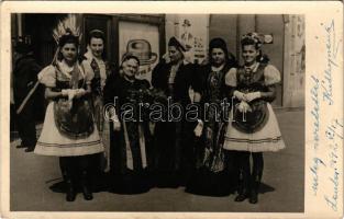 1942 Lendva, Alsólendva, Alsó-Lendva, Dolnja Lendava; hölgyek népviseletben, üzlet. Foto Jaksity / ladies in folk costume, shop. photo (EK)