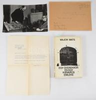 Major Máté: Egy gyerekkor és egy kisváros emléke. A szerző, Major Máté (1904-1986) Kossuth-díjas építész, építészettörténész által Szigetvári György (1926-2018) Ybl Miklós-díjas építészmérnök DEDIKÁLT példány! Valamint Major Máté gépelt, 1977-es levelével Szigetgvári György építésznek, rajta autográf ALÁÍRÁSÁVAL. Bp.,1973,Magvető, 389+1 p. Kiadói egészvászon-kötés, kiadói papír védőborítóban, jó állapotban. + 1974 Schéner Mihály festő- és grafikusművész, valamint Major Máté fotója, Bencseki Mátyás fotója, mellette 1977-es borítékkal (Bencseki Mátyástól Major Máténak), a hátoldalon jelzett, feliratozott, a sarkokon és széleken kopásnyomokkal, kis törésnyomokkal, 15x23 cm