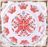 Hollóházi népi mintás Csepel Művek emblémás tányér. Matricás, jelzett, hibátan 24 cm Eredeti dobozáb...