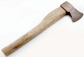 Jelzett fejű balta, h: 48 cm