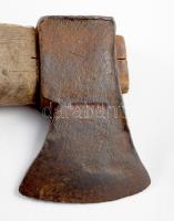 Jelzett fejű balta, h: 48 cm