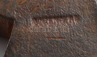 Jelzett fejű balta, h: 48 cm