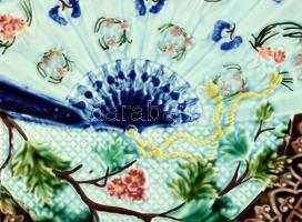 Szecesziós mázas fajansz falitál, jelzett, akasztója sérült, d: 20 cm