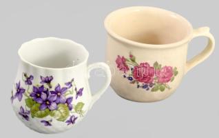 2 darab tejfölös bögre, közte Zsolnay, m: 9,5 cm alatt.