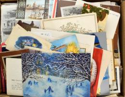 Több száz MODERN üdvözlő képeslap, reklám, város, művészlap dobozban / several hundred modern art, motive, greeting, town postcards in a box
