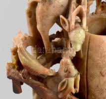 Vadász dísztárgy, Faragott zsírkő váza, szarvasokkal 16 cm