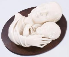 cca 1920/30 Anya gyermekével - art deco fali plakett. Porcelán, fa lapra erősítve, jelzés nélkül, hi...