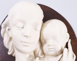 cca 1920/30 Anya gyermekével - art deco fali plakett. Porcelán, fa lapra erősítve, jelzés nélkül, hi...