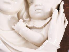 cca 1920/30 Anya gyermekével - art deco fali plakett. Porcelán, fa lapra erősítve, jelzés nélkül, hi...