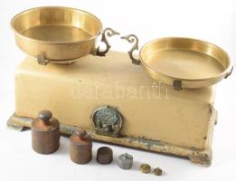 cca 1930/40 Zwarg József és Társai Mérleggyára "Kubus" szekrényes egyensúlymérleg, 6 súllyal, jelzett, kopással, 44x23 cm