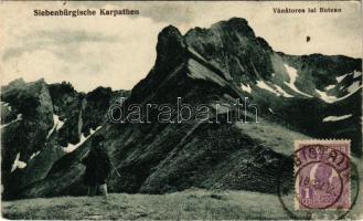 Fogarasi-havasok (Fogarasi Kárpátok), Fogarascher Karpathen, Muntii Fagarasului; Buteanu-csúcs, vadász. Jos. Drotleff kiadása. Phot. E. Fischer / Vanatorea lui Butean / mountain peak, hunter (Rb)