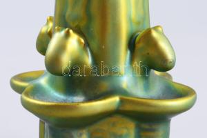 Zsolnay kisplasztika - pécsi Zsolnay-kút. Terv.: Sinkó András. Savmaratott felületű, többféle eozin ...