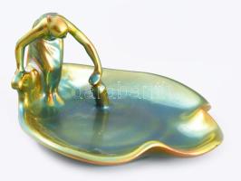 Zsolnay eozin mázas névjegykártyatartó, vizet merítő nő alakjával. Jelzett, kezénél repedéssel, alján mázsérüléssel, 16x9 cm