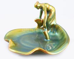 Zsolnay eozin mázas névjegykártyatartó, vizet merítő nő alakjával. Jelzett, kezénél repedéssel, aljá...