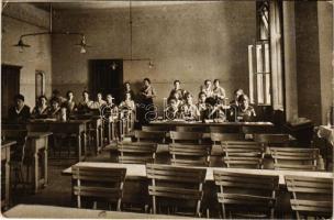 1917 Budapest IX. Ranolder Intézet, a tanítónőképző növendékek nappali terme, belső (EK)