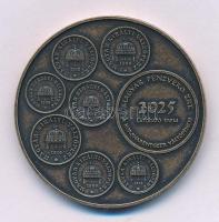 2025. "Magyar Pénzverő Zrt. Látogatói Érem / A koronarendszer váltópénzei" kétoldalas bronz emlékérem kapszulában (42,5mm) T:UNC Hungary 2025. "Hungarian Mint Ltd. Visitor Medal / Change denominations of the Korona Monetary System" bronze medallion in capsule (42,5mm) C:UNC