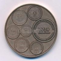2024. "Magyar Pénzverő Zrt. Látogatói Érem / A pengőrendszer váltópénzei" kétoldalas bronz emlékérem kapszulában (42,5mm) T:UNC Hungary 2024. "Hungarian Mint Ltd. Visitor Medal / Change denominations of the Pengő Monetary System" bronze medallion in capsule (42,5mm) C:UNC