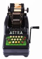 cca 1926 "Astra Modell A" mechanikus számológép. Benne eredeti papírral, 43x31 cm