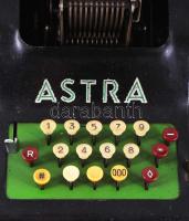 cca 1926 "Astra Modell A" mechanikus számológép. Benne eredeti papírral, 43x31 cm