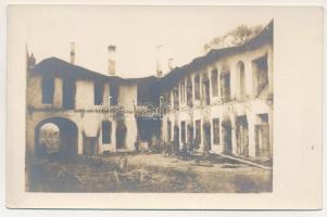 1916 Székelyudvarhely, Odorheiu Secuiesc; első világháború pusztítása, udvar / WWI military, damaged house. photo
