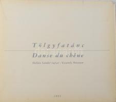 Hollán Sándor (Alexandre Hollan, 1933-): Tölgyfatánc mappa, Vasarely Múzeum, 1993. 3 db szitanyomat, mindegyik jelzett. Mindegyik 9/20 számozással. A művész aláírásával készült 20 db 1-20-ig számozott példány, 10 I-X-ig számozott példány, valamint 6 mappa 1-6-ig számozott H.C. a Szépművészeti Múzeum gyűjteménye és a közreműködő munkatársak számára. Szitanyomat lapméret: 25x56 cm. Eredeti kiadói mappában, lapszéli kisebb elszíneződéssel, máskülönben jó állapotban. Komplett, hiánytalan gyűjtői ritkaság!