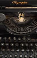 Antik Olympia írógép, sérüléssel, 29x28 cm