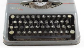 Hermes Baby márkájú mechanikus írógép eredeti tokjában