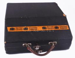 cca 1930 Triumph táskaírógép, tokjában, jó állapotban, rajta "Vezérképviselet: Winternitz Dixi, Budapest..." felirattal.