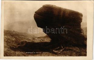 Máramarosi-havasok, Muntii Maramuresului; Heldengrab am Munczel (Karpathen) / Német katonai sír a Muncelen (Kárpátok) / WWI German military, soldier's grave in the Carpathian Mountains (non PC) (vágott / cut)