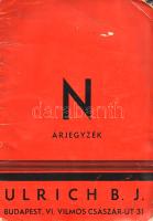 [Képes árujegyzék] Ulrich B. J. épületgépészeti és szaniter szakkereskedésének képes katalógusa. 1937. október 1. Budapest, 1937. Ulrich B. J. (Hungária Nyomda Rt.) 20 p. Baptist Johannes Ulrich (1830-1918) osztrák gyáros és nagykereskedő 1884-ben alapította budapesti szakkereskedését, mely a modern lakások és fürdőszobákhoz nélkülözhetetlen épületgépészeti és szaniter termékeket kínálta, illetve a századfordulótól már gyártotta is. Képes árukatalógusunk fürdőkádakat és -kályhákat, mosdó- és vécékagylókat, falitükröket és pohártartókat, pipereszekrényeket és csapokat, szivattyúkat és tartályokat, gumi- és kendertömlőket ajánl, sokféle kivitelben. Az Ulrich-féle épületgépészeti és szaniter gyár mintaáruháza a Vilmos császár út [Bajcsy-Zsilinszky út] 31. szám alatt épült meg: az osztrák vállalkozó által épített palota a mai napig áll, külső Váci úti gyártelepét államosították, majd a rendszerváltás után részlegesen lebontották. Példányunk levelein enyhe hullámosság. Fűzve, enyhén hiányos, kissé sérült kiadói borítóban.