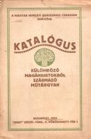 [Árverési katalógus] A Magyar Nemzeti Reneszánsz-Társulat aukciója 1921. január 22-26. között. Budapest, 1921. "Mirt" Művészi Interieurök Részvénytársaság (Pesti Lloyd-Társulat ny.) 1 t. (címkép) + 83 + [1] p. + 1 t. + 2 melléklet. A Magyar Nemzeti Reneszánsz-Társulat műtárgy-árverésének katalógusát Beer I. Constantin restaurátor, valamint Rózsaffy Dezső és Payr Hugóné múzeumi őrök állították össze. Az egyhetes kiállítást követő árverésen festmények, grafikák, miniatűrök; porcelán és fajansz-szobrocskák és üvegtárgyak; bronz-, fa- és csontfaragványok; textíliák és szőnyegek; ezüstök és ékszerek; bútorok és órák, valamint egyéb apróságok szerepeltek. A különféle magángyűjteményekből származó műtárgyak között Feszty Árpád- és Fényes Adolf-festmények, Munkácsy- és Lotz Károly-vázlatok képviselték a maradandóbb értéket, mellettük francia gyarmati katonát, mulató parasztot, alkonyati tájat, madárcsendéletet ábrázoló zsánerképeket kínáltak, valamint fedeles csészét tartó török férfit, trombitáló békát, papucsot rejtegető Ámort, vágtató albán harcost, kalapos nőt formáló szobrokat, használt tárcákat, zenélő szelencéket és egyéb apróságokat. Katalógusunk két melléklete a Barabás Miklós hagyatékából származó, 8 oldal terjedelmű pótkatalógus, illetve a 8 oldalas árjegyzék. Példányunk fűzése meglazult, egyes ívei kijárnak a könyvtestből, oldalain kézírásos széljegyzetek, az árjegyzékmelléket fűzése elengedett. Fűzve, színes, illusztrált, sérült kiadói borítóban.