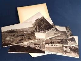 [Fotógyűjtemény] Az ezredéves ünnepségek előtt álló Budapestről készített kilenc látkép. (1894-1895). [Drezda] Dresden, [1894-1895 körül]. Verlag con Stengel & Markert. Kilenc vintázs felvétel, méretük egységesen: 220x280 mm. Évszám megjelölése nélkül kiadott felvételgyűjteményünk közvetlenül az Ezredéves ünnepségsorozat előtt keletkezett, erről több felvételünk is árulkodik. A Gellérthegyről készített városlátkép Margit hidat illető részlete még csupán 1876 utáni időpontot sejtet (ekkoriban készült el a Margit híd), a budavári Szent György tér felvételén látható Hentzi-emlékmű viszont végpontot jelöl. A Pestet lövető Hentzi tábornoknak emléket állító, 22 méter magas szobormű az osztrák elnyomás gyűlölt jelképének számított: a monumentális oszlop előtt az elnyomás időszakában magyar katonáknak rendre tisztelegniük kellett. A Szégyenoszlopnak nevezett emlékművet hosszú tiltakozás után 1899-ben bontották el. Kiadási évünk megbecsüléséhez újabb segítséget nyújt gyűjteményünk Citadella-fotója. A katonai erődöt 1897-től szimbolikusan megbontották, Dunára néző falait helyenként lerontották; felvételünkön a Citadella dunai falai épek és bontás nélküliek. A Budai Vár állapotából, az Országház építésének korai stádiumából, illetve a Ferenc József híd hiányából 1894-1895 közötti időpontra következtetünk. Felvételeinken kockakövezett térségen hajtó lovaskocsik, kandeláberek, sétáló urak és napernyős hölgyek, a vízi közlekedés részletei, illetve a kamerába bátran néző budai polgárok csoportképe. Felvételeink: Panoráma a Gellérthegyről Panoráma a Gellérthegyről [2.] Ferenc József tér, az Akadémia épületével Lánchíd A Gellérthegy és vízi élet a Dunán Henzti-szobor és Honvédminisztérium Deák-emlékmű a Ferenc József téren, hátterében az 1905-ben lebontott Diana-fürdő épületével Az Alagút vízivárosi bejárata a budavári Siklóval A Hungaria szálloda a pesti Korzón Jó állapotú lapok, XX. század első feléből származó vászon mappában.