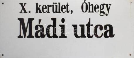 cca 1980/90 Nagyméretű zománcozott fém utcatábla, "X. kerület, Óhegy, Mádi utca" felirattal, kisebb zománchibával, 30x70 cm