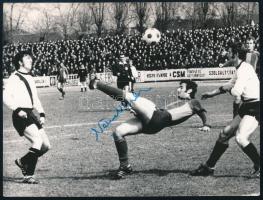 Németh Miklós (1946- ) labdarúgó, csatár, a Csepel FC (korábban az FTC) játékosának autográf aláírása őt ábrázoló fotón, 9x12 cm