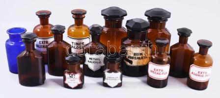 cca 1850-1950 Patika hagyaték. Patikai mérleg üvegezett oldalú ajtós vitrinben 42x40x22 cm, fiókjába...