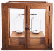 cca 1850-1950 Patika hagyaték. Patikai mérleg üvegezett oldalú ajtós vitrinben 42x40x22 cm, fiókjába...