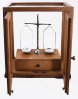 cca 1850-1950 Patika hagyaték. Patikai mérleg üvegezett oldalú ajtós vitrinben 42x40x22 cm, fiókjába...
