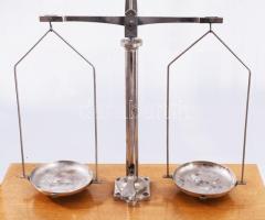 cca 1850-1950 Patika hagyaték. Patikai mérleg üvegezett oldalú ajtós vitrinben 42x40x22 cm, fiókjába...