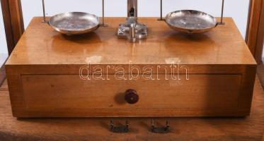 cca 1850-1950 Patika hagyaték. Patikai mérleg üvegezett oldalú ajtós vitrinben 42x40x22 cm, fiókjába...