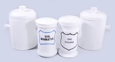 cca 1850-1950 Patika hagyaték. Patikai mérleg üvegezett oldalú ajtós vitrinben 42x40x22 cm, fiókjába...